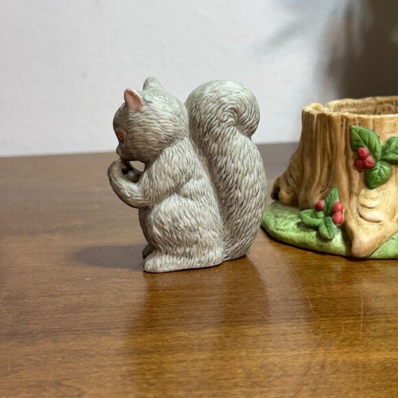 Franklin Mint Woodland Surprises Squirrel Porcelain Figurine in Tree Trunk 1984 - Picture 4 of 7